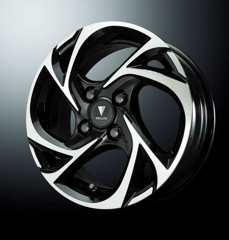 ブラック×ポリッシュ仕上げのアルミホイールセット「MODELLISTA SpinAirVI」は14インチ（左。4万4000円）と15インチ（中央。5万2800円）