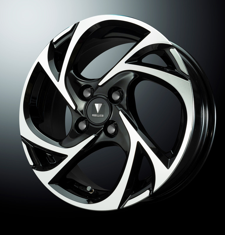 ブラック×ポリッシュ仕上げのアルミホイールセット「MODELLISTA SpinAirVI」は14インチ（左。4万4000円）と15インチ（中央。5万2800円）