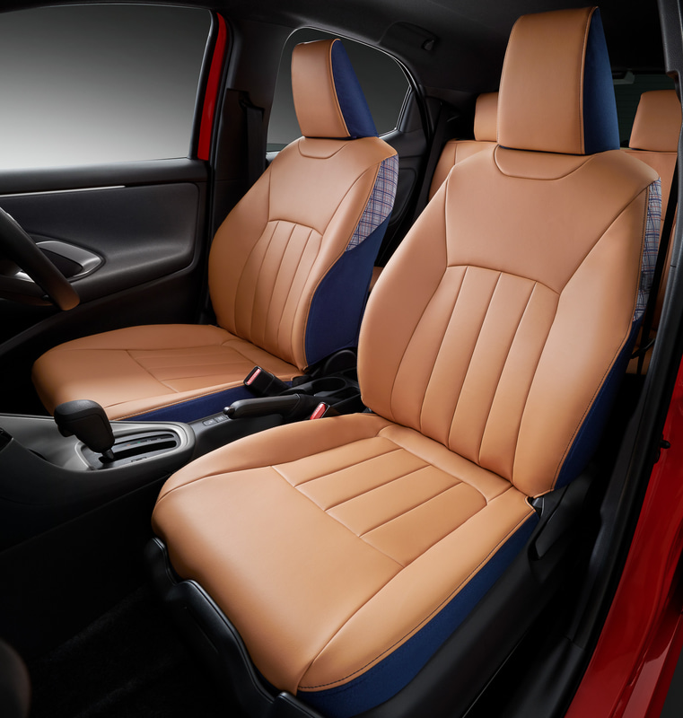 新型ヤリスで全車標準装備する「SRSサイドエアバッグ」に対応する「シートカバー」（6万6000円）。肩口などにチェックアクセントが施されている