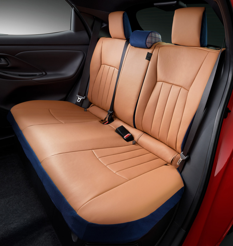 新型ヤリスで全車標準装備する「SRSサイドエアバッグ」に対応する「シートカバー」（6万6000円）。肩口などにチェックアクセントが施されている