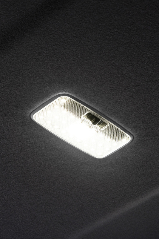 面発光タイプの「LEDルームランプセット」（2万2000円）。発光色はウォームホワイトで、写真は左が装着前、右が装着後