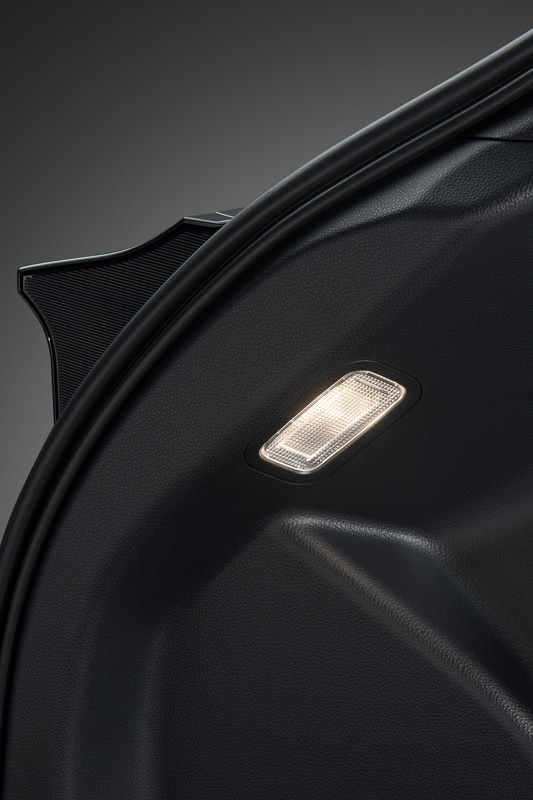 面発光タイプの「LEDルームランプセット」（2万2000円）。発光色はウォームホワイトで、写真は左が装着前、右が装着後