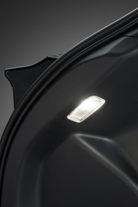 面発光タイプの「LEDルームランプセット」（2万2000円）。発光色はウォームホワイトで、写真は左が装着前、右が装着後