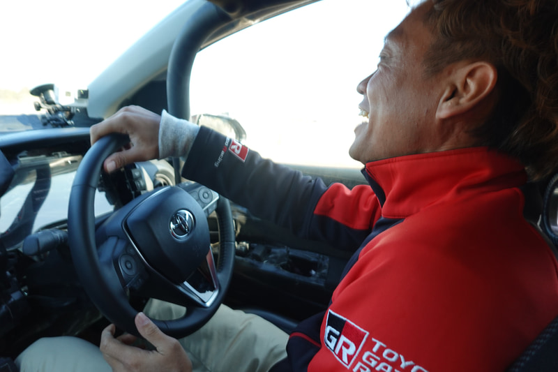GR ヤリス プロトタイプのドライビングを楽しむ脇阪監督