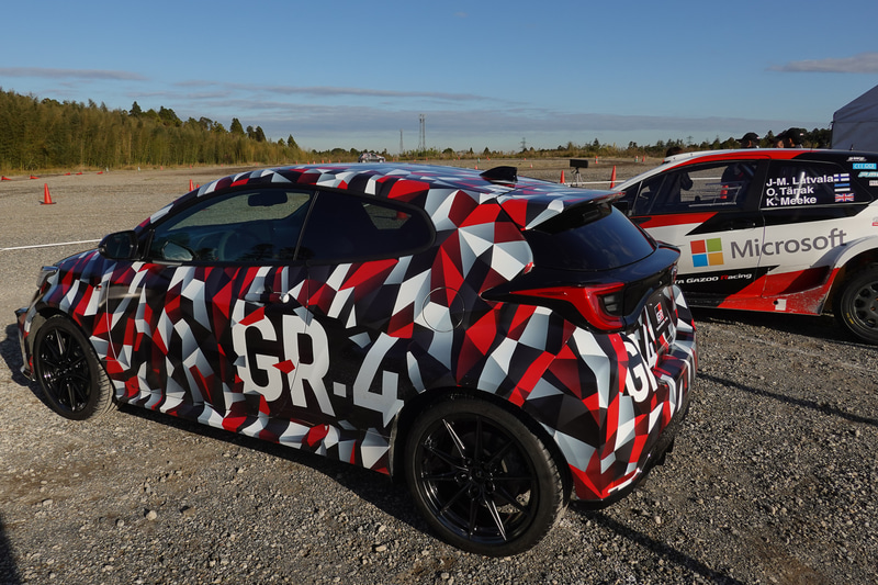 こちらは逆方向から撮影。GR ヤリス プロトタイプは、ルーフが後方にかけて低くなっているのが分かる。現行のヤリスWRCで苦しんでいる部分が分かる