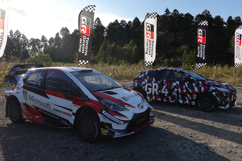 GR ヤリス プロトタイプ（奥）と、ヤリスWRC（手前）