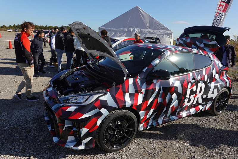 GR ヤリス プロトタイプをガン見する脇阪監督。「かっこええやん」