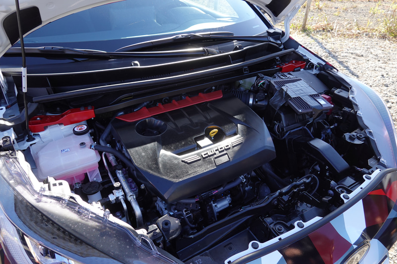 直列3気筒1.6リッターターボエンジン。高効率なダイナミックフォースエンジンのスポーツ仕様。このプロトタイプには、ストラットタワーバーが装着されていた