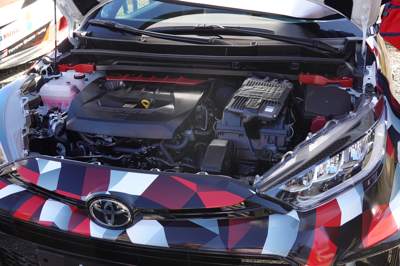 直列3気筒1.6リッターターボエンジン。高効率なダイナミックフォースエンジンのスポーツ仕様。このプロトタイプには、ストラットタワーバーが装着されていた