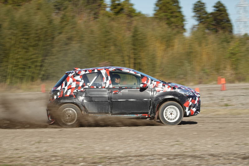 こちらはトヨタの凄腕ドライバーによる試走。50：50のトルク配分で、すぐにパワースライドに持ち込みつつ、向きを変えていく