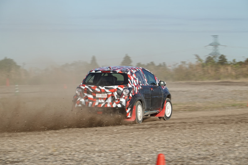 こちらはトヨタの凄腕ドライバーによる試走。50：50のトルク配分で、すぐにパワースライドに持ち込みつつ、向きを変えていく