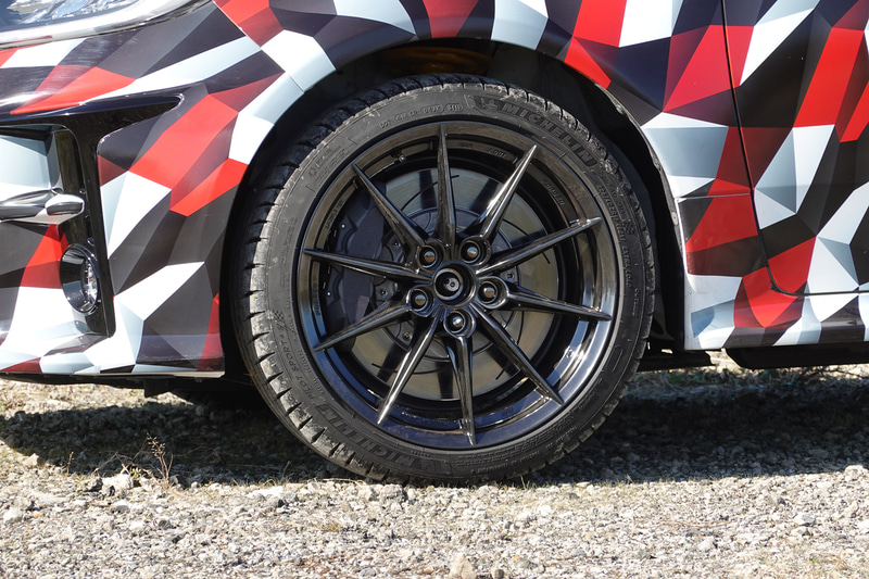 空力を重視した3ドアハッチバックボディ。リアコンビネーションランプには、エアロスタビライジングフィン（通称：お魚フィン）を見ることもできる