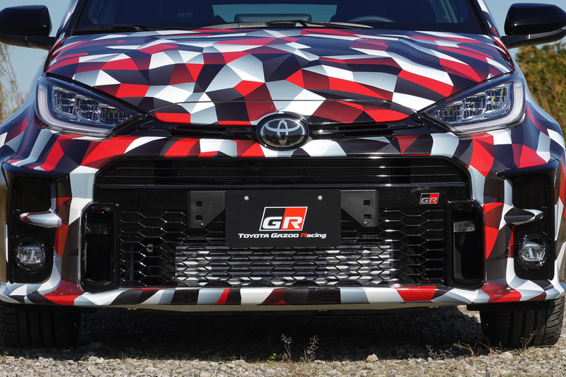 空力を重視した3ドアハッチバックボディ。リアコンビネーションランプには、エアロスタビライジングフィン（通称：お魚フィン）を見ることもできる