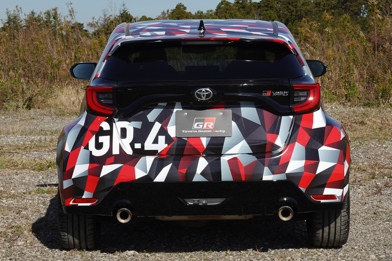 空力を重視した3ドアハッチバックボディ。リアコンビネーションランプには、エアロスタビライジングフィン（通称：お魚フィン）を見ることもできる