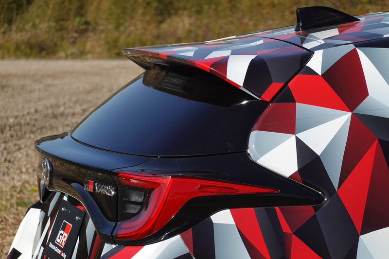 空力を重視した3ドアハッチバックボディ。リアコンビネーションランプには、エアロスタビライジングフィン（通称：お魚フィン）を見ることもできる