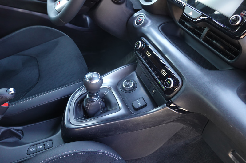 エアコンはデュアルエアコン仕様。豪華バージョンなのだろうか？