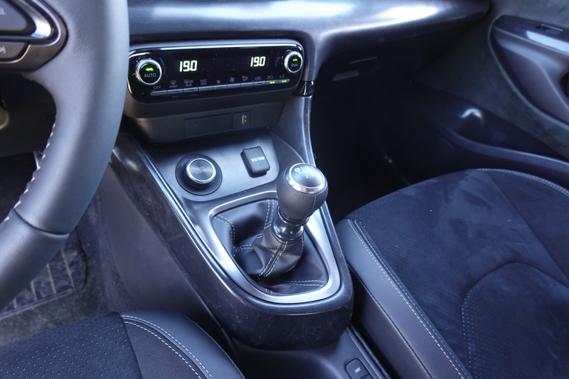 シフト部。左上は、4WDのモード切り替えスイッチ