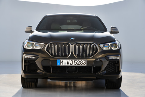 BMW、デザインを一新した新型「X6」。キドニーグリルのライトアップ