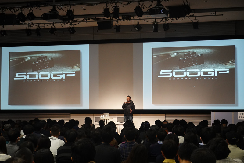 写真展「500GP フォーミュラ1の記憶」と連動して、佐藤琢磨選手とのトークショーを開催した熱田護カメラマン