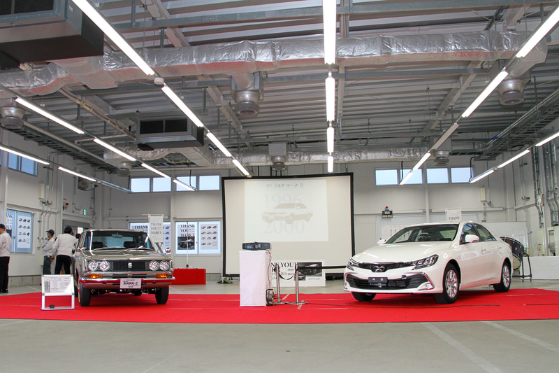 元町工場に歴代マークIIと、最後の生産車両であるホワイトのマークX（250G）が並べられた