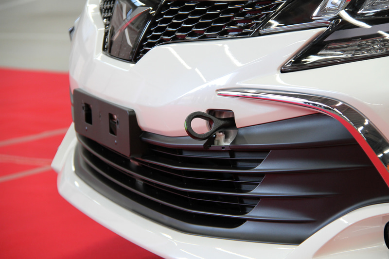 最後の生産車両であるホワイトのマークX。けん引フックが前後に付く