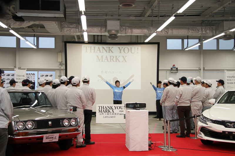 応援団からマークXに感謝のエール。参加者は手を「X」にして応えた