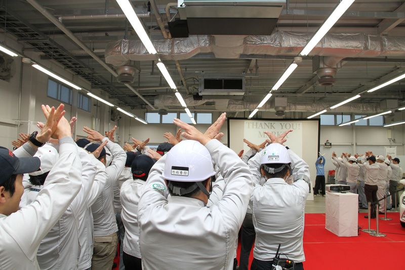 応援団からマークXに感謝のエール。参加者は手を「X」にして応えた