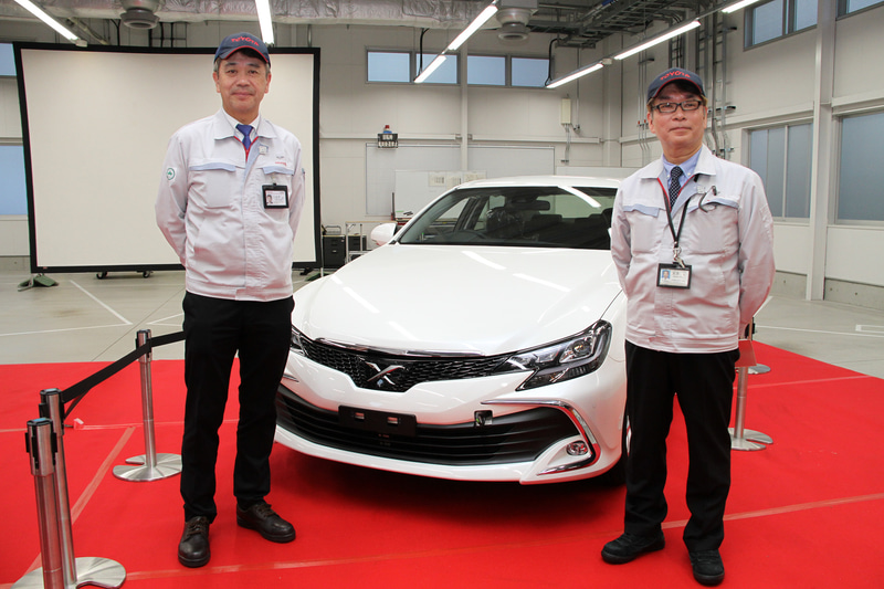 二之夕工場長（左）と友原チーフエンジニア（右）