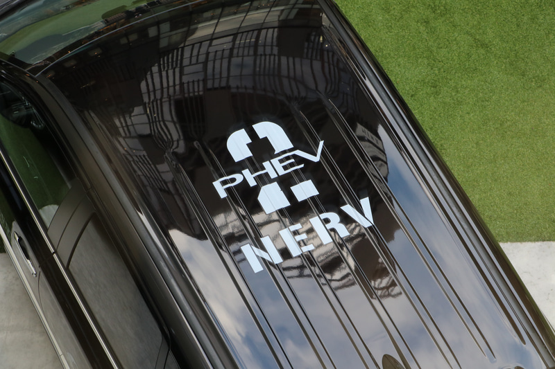 ボディサイドには「特務機関NERV災害対策車両」のステッカーを貼る