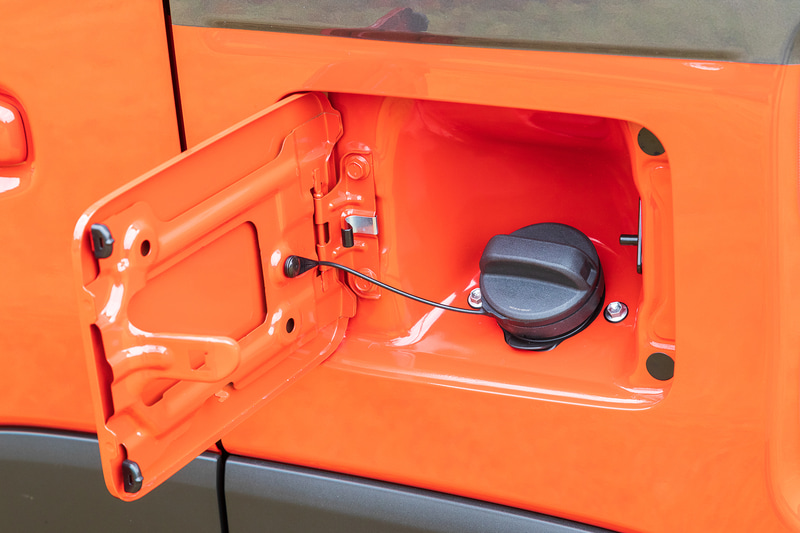 エンジンにかかわらず燃料は無鉛レギュラーガソリン。タンク容量は27L