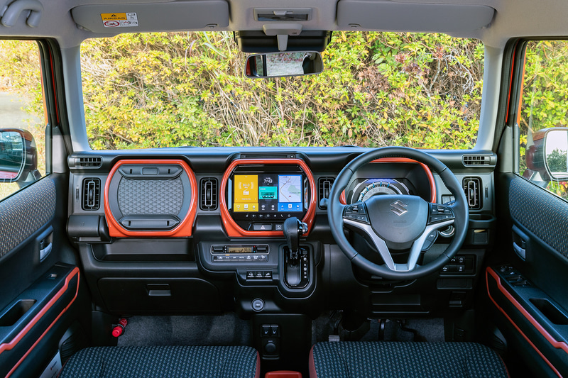 3連プロテクションフレームが特長的なインパネ。インテリアカラーはバーミリオンオレンジ