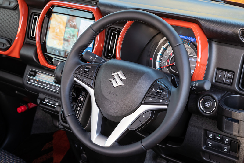 ハイブリッドXターボのステアリングは本革巻タイプ。ターボ車にはパドルシフトも装備