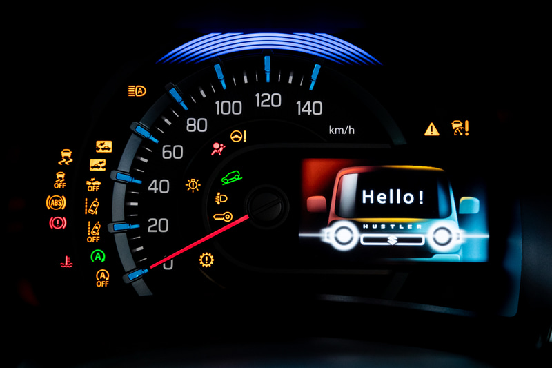 メーターパネルはスピードメーター内に4.2インチカラー液晶を埋め込んだような一体感のあるデザイン。始動時にはオープニングアニメーションが流れる