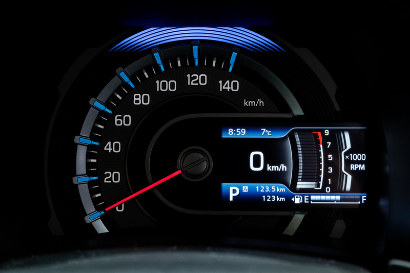 液晶部分にはタコメーターをはじめとしてさまざまな情報の表示が可能