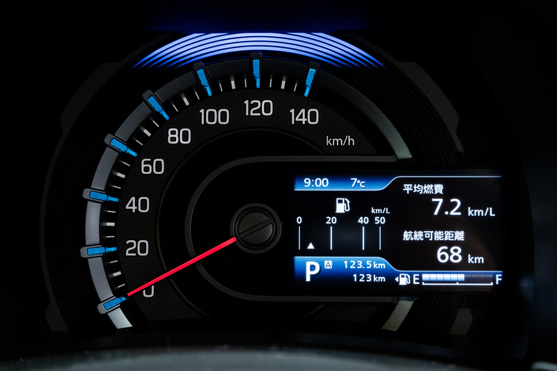 液晶部分にはタコメーターをはじめとしてさまざまな情報の表示が可能