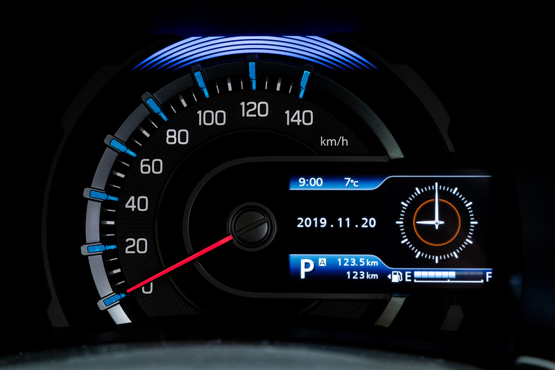 液晶部分にはタコメーターをはじめとしてさまざまな情報の表示が可能