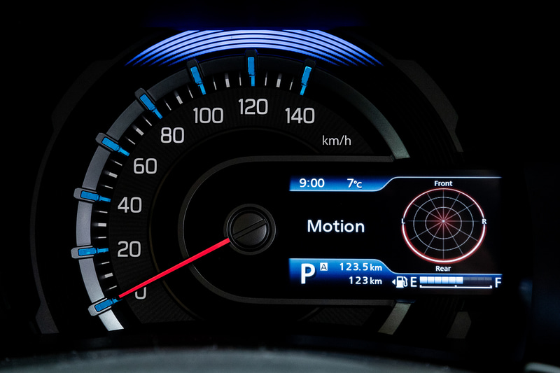 液晶部分にはタコメーターをはじめとしてさまざまな情報の表示が可能