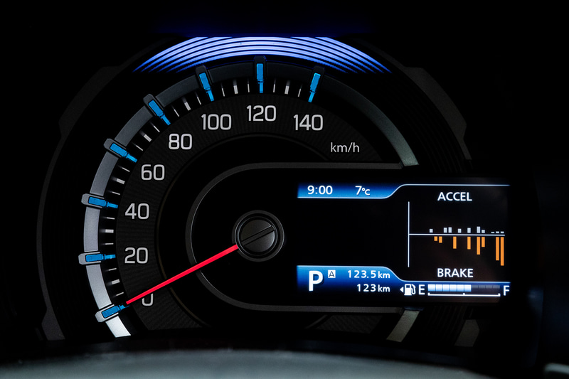 液晶部分にはタコメーターをはじめとしてさまざまな情報の表示が可能