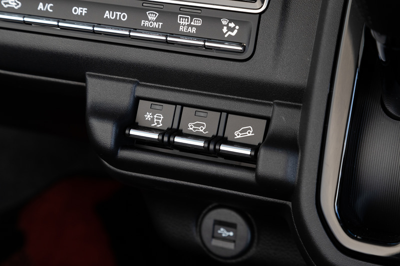 エアコン下に走行モードのスイッチを用意。