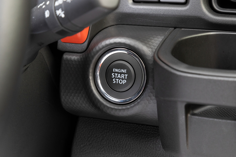 プッシュ式スタートスイッチを採用