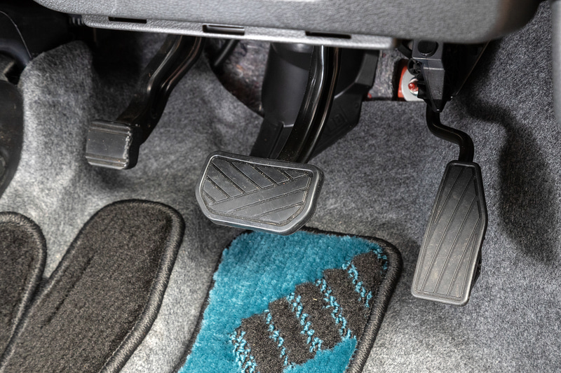 ペダルまわり。サイドブレーキは足踏み式