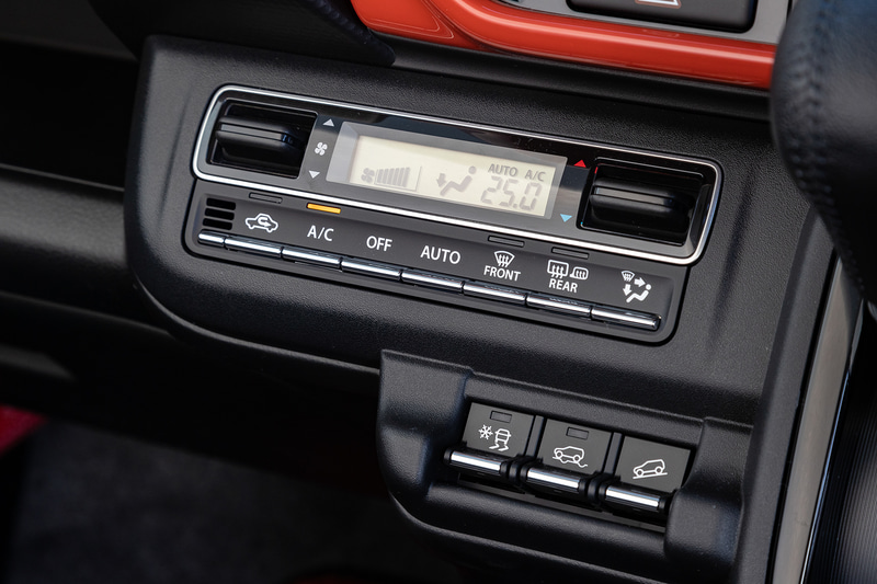 オートエアコンを装備