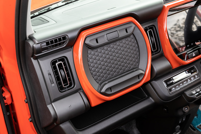 初代ハスラーから受け継いだテーブルにもなる収納ボックス