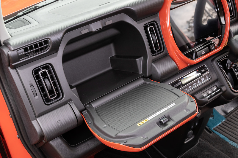 初代ハスラーから受け継いだテーブルにもなる収納ボックス