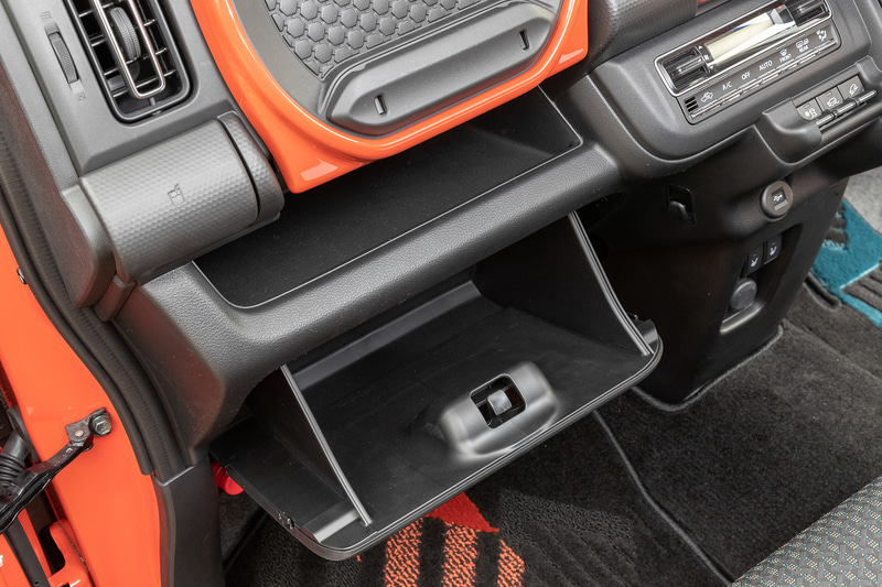 収納ボックス下にはポケットやグローブボックスがある