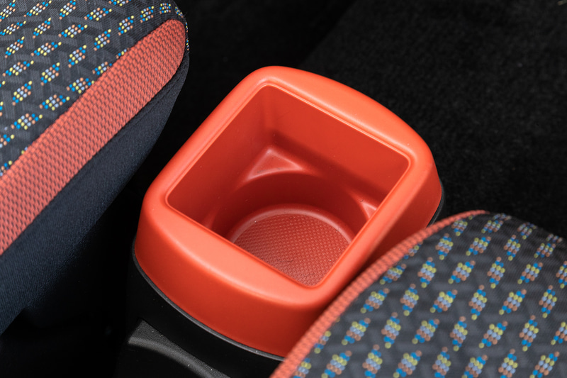 ドリンクホルダーは缶だけでなく紙パックにも対応