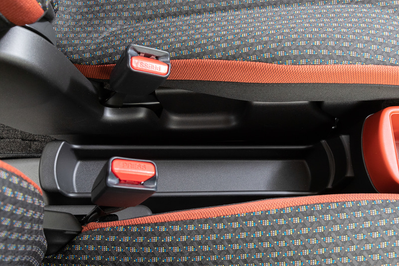 運転席と助手席の間にはバックなどを置くスペース