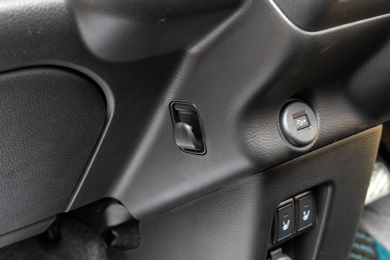 インパネの助手席側にはフックを用意