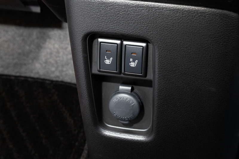 シートヒータも装備。その下はDC12Vソケット