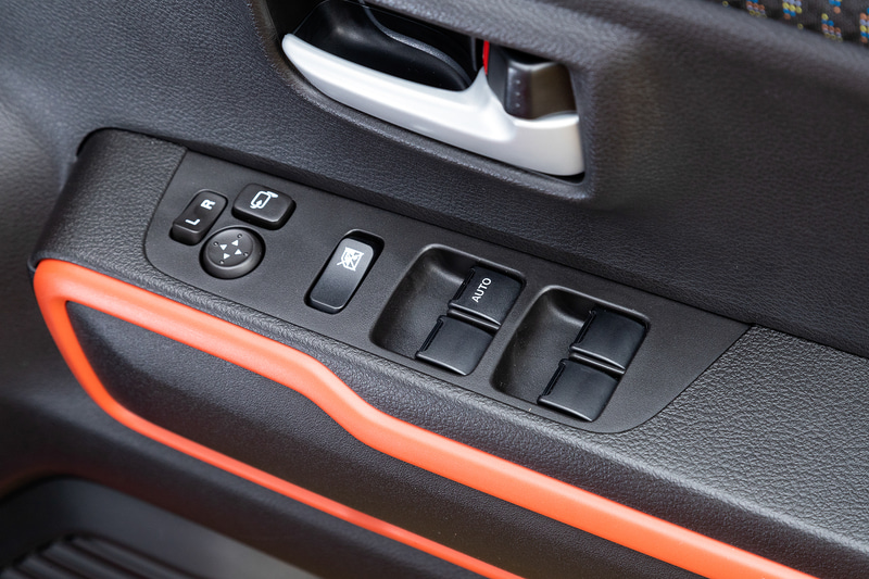 アームレスト部のスイッチ